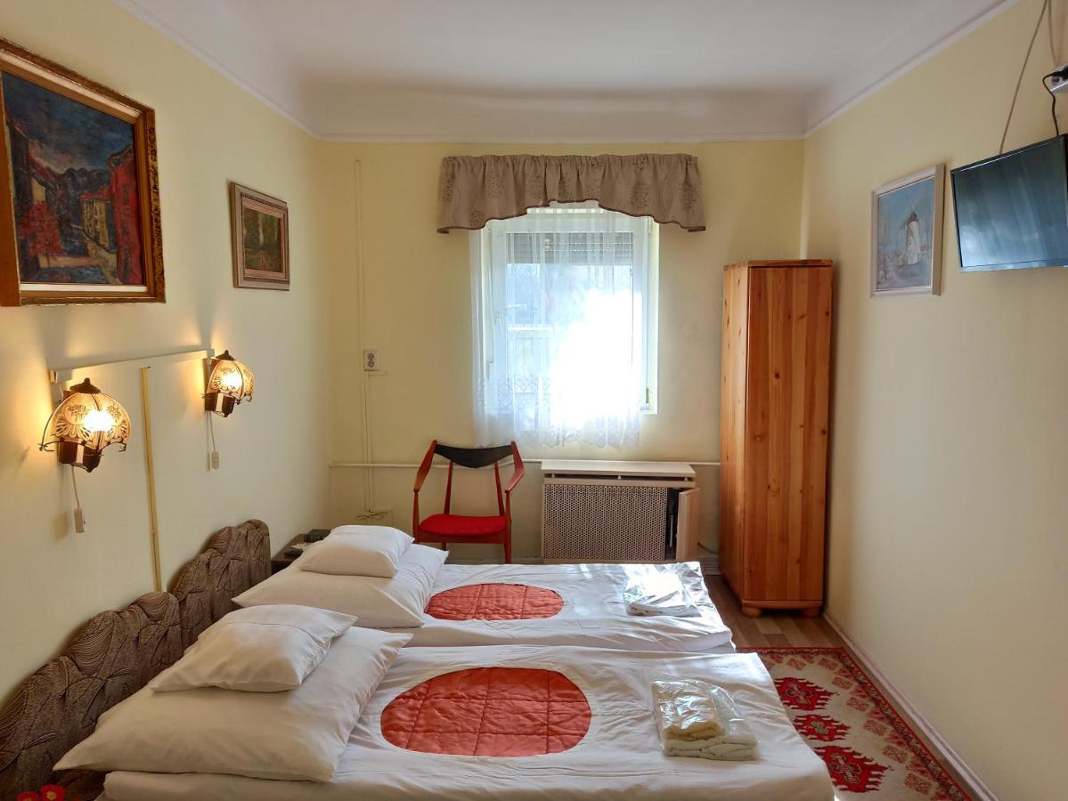 Hotel Opusztaszeri Mozes Vendeghaz Exterior foto
