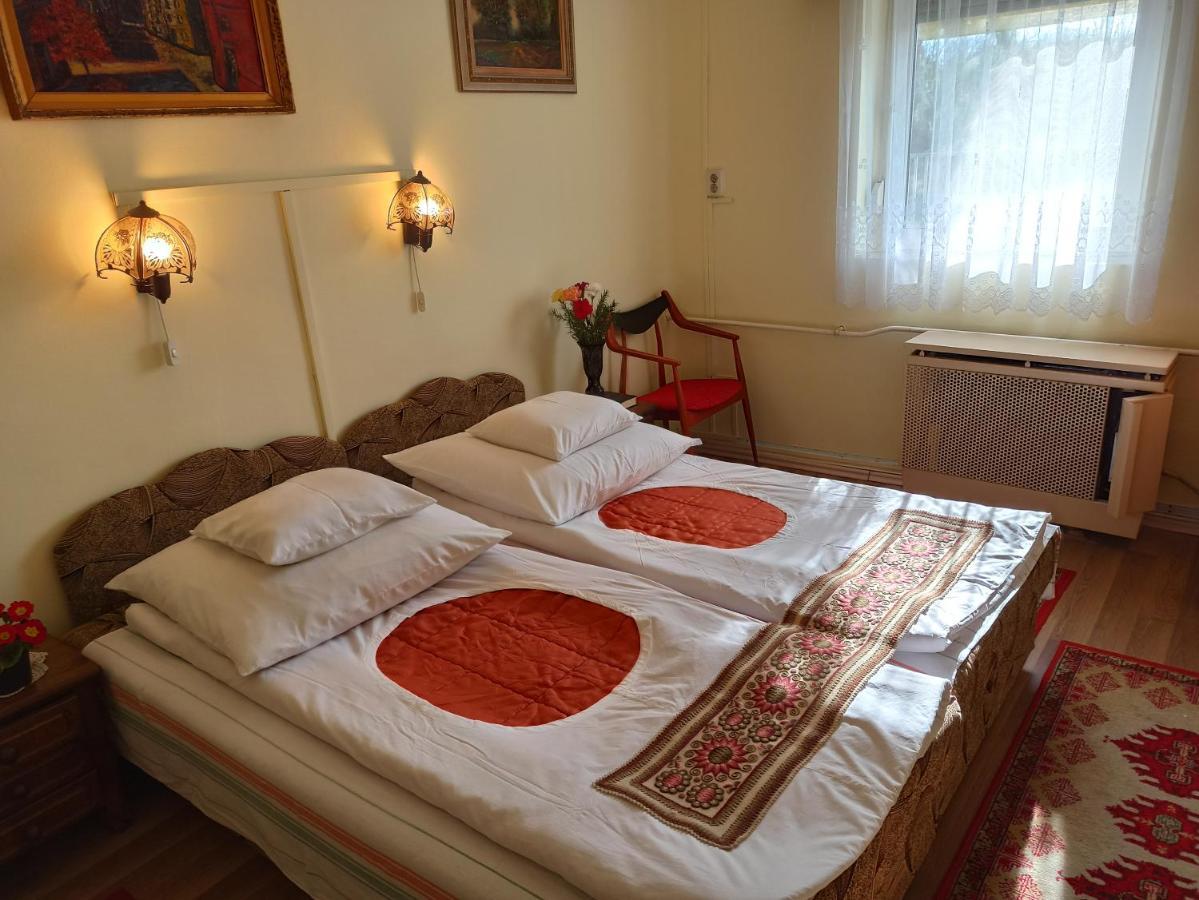 Hotel Opusztaszeri Mozes Vendeghaz Exterior foto