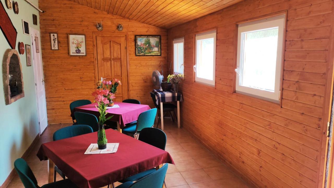 Hotel Opusztaszeri Mozes Vendeghaz Exterior foto