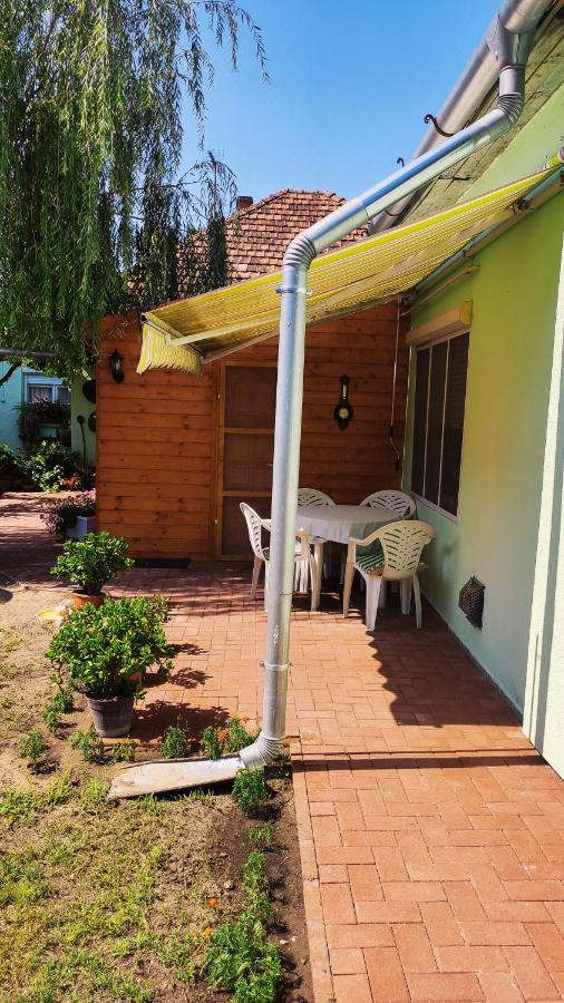 Hotel Opusztaszeri Mozes Vendeghaz Exterior foto