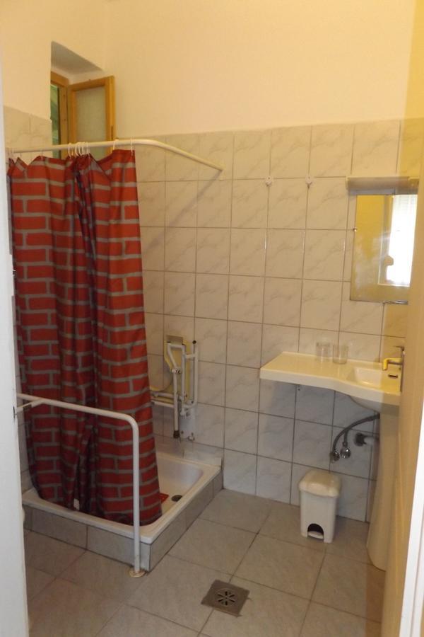 Hotel Opusztaszeri Mozes Vendeghaz Exterior foto